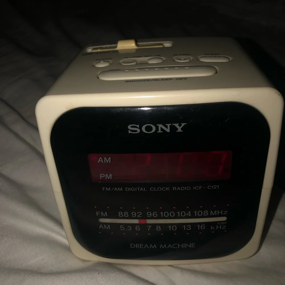 Sony White  and Black FM/AM Digital Clock Radio